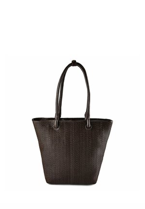 Bolso tote de cuero trenzado color marrón oscuro con dos asas largas y base rectangular, fotografiado sobre un fondo blanco.