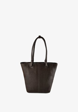 Borsa tote in pelle intrecciata marrone scuro con due manici lunghi e base rettangolare, fotografata su sfondo bianco.
