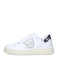 Sneakers bianchi in pelle con finitura testurizzata, dotati di un logo silver sul lato e di un accento silver sul tallone, con suola in gomma.
