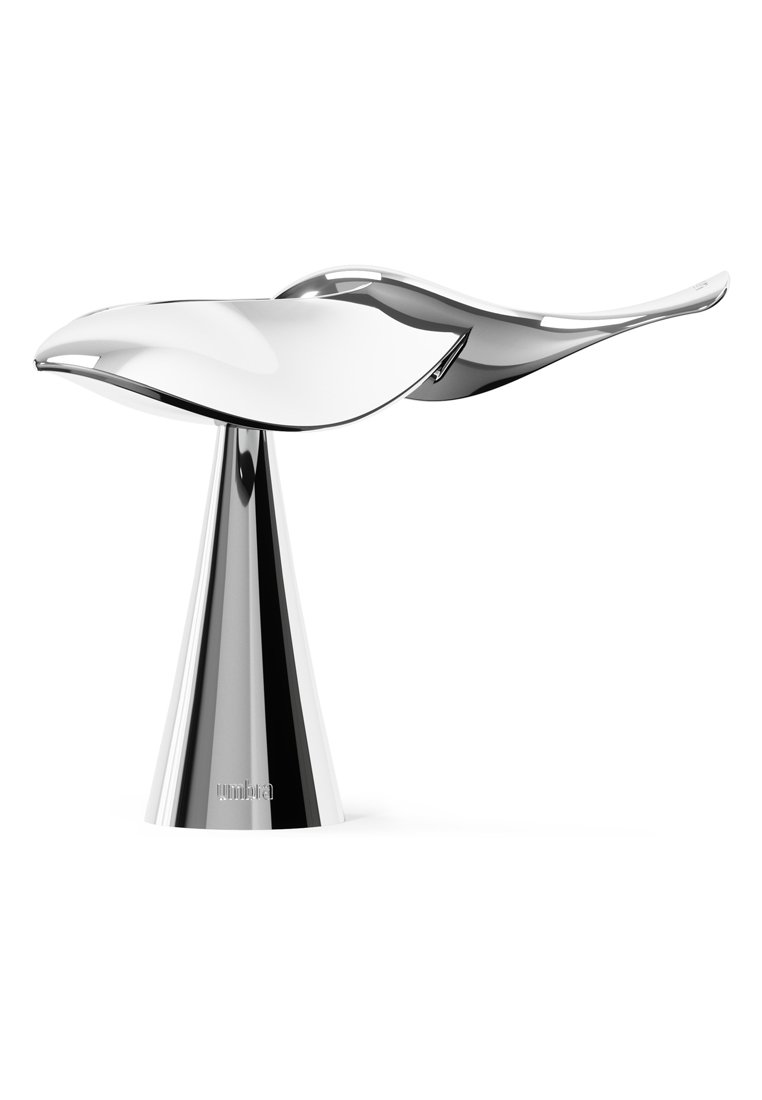 Elegante chromatische Skulptur mit einer gewölbten, wellenförmigen Spitze und einer konischen Basis, die reflektierende Oberflächen und geschmeidige Linien betont.