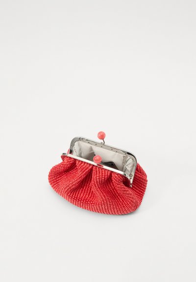 Punottu punainen clutch, jossa on pyöreä hopeinen suljin, kaksi vaaleanpunaista helmiä ja raidallinen kangaspäällyste. Pehmeä rakenne, jossa on poimutettu muotoilu.