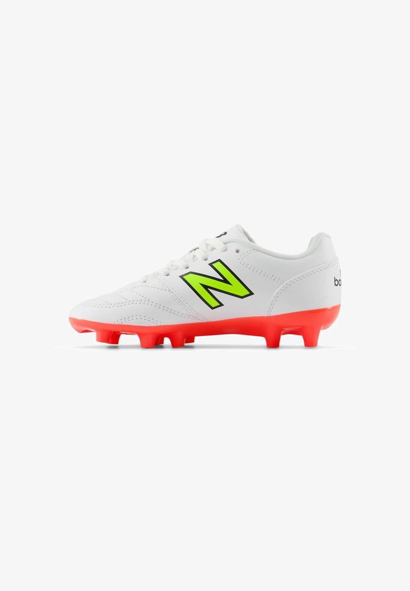 Scarpette da football sintetiche bianche con logo "N" verde neon, suola rossa e sei tacchetti. Presentano una tomaia testurizzata e un sistema di allacciatura.
