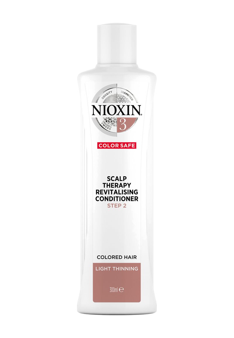 Nioxin Scalp Therapy revitalisierende Spülung in einer weißen Flasche mit schwarz-rotem Text, 300 ml, entwickelt für coloriertes Haar mit leichtem abgeblättertem Haar.