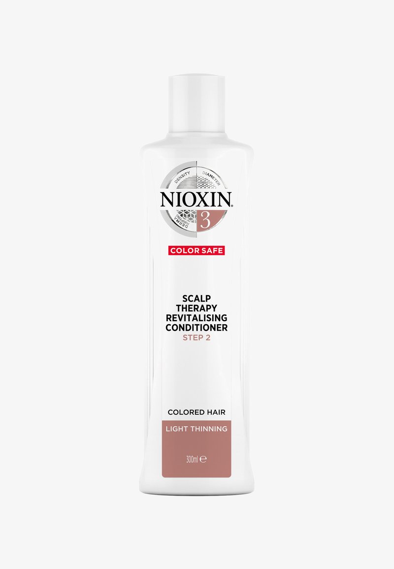 Nioxin Scalp Therapy revitalisierende Spülung in einer weißen Flasche mit schwarz-rotem Text, 300 ml, entwickelt für coloriertes Haar mit leichtem abgeblättertem Haar.
