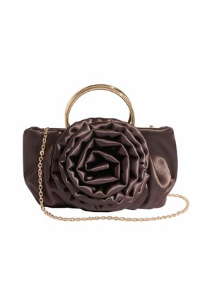 Pochette en satin marron foncé avec grand détail rosace, poignée circulaire dorée et bandoulière chaîne dorée amovible sur fond blanc.