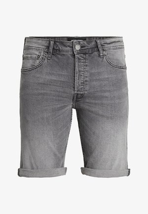 Grijze denim shorts met een vervaagde afwerking, omgeslagen mouwen, voor- en achterzakken, en een knoopsluiting. Merklabel zichtbaar aan de tailleband.