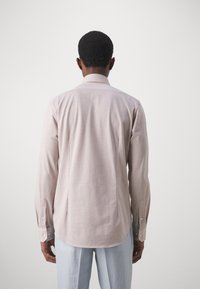 Michael Kors SOLID SLIM SHIRT - Button down-skjorte - sand
