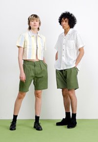 Service Works DRILL PART TIMER UNISEX - Σορτς - olive