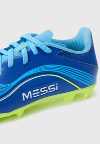 Scarpa da calcio blu con lacci azzurri, parte superiore testurizzata, suola verde lime, dotata di linee decorative blu e marchio "MESSI".
