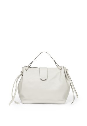 Miękka biała skórzana torebka z jedną górną rączką, bocznymi ściągaczami i przednim paskiem na zatrzask na jednolitym tle.