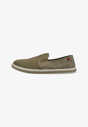 Chaussure à enfiler vert olive avec tissu perforé et accents lisses. Dispose d'une semelle intermédiaire en jute texturée et d'une étiquette logo rouge.