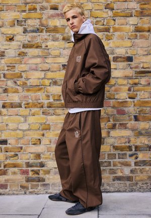 PULL&BEAR, STWD CHECKED - JOGGER TROUSERS - Pantalon classique - brown
