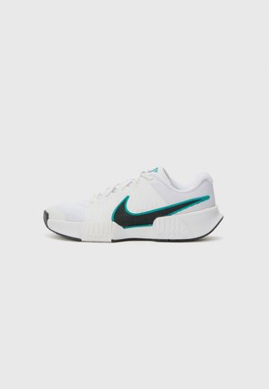 Biele športové tenisky s textúrovaným sieťovaným zvrškom, čiernou gumovou podrážkou a akcentom teal loga Nike. Obsahujú šnúrky a vypolstrovaný golier.