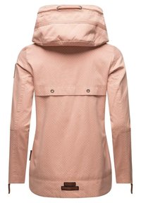 Jasnoróżowa damska kurtka w subtelne kropki, z kapturem ze sznurkami, długimi rękawami, wentylacją na plecach oraz zamkami błyskawicznymi na mankietach.