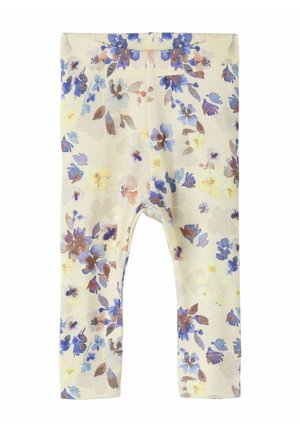 Roomkleurige babylegging met een verspreid bloemenpatroon in blauw, paars, geel en bruine tinten.