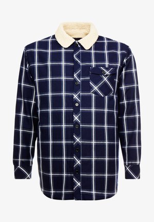 Hemd im Marinekaromuster mit weißen und hellblauen Streifen, versehen mit einem beigen Fleecekragen, Knopfverschluss und einer Brusttasche.