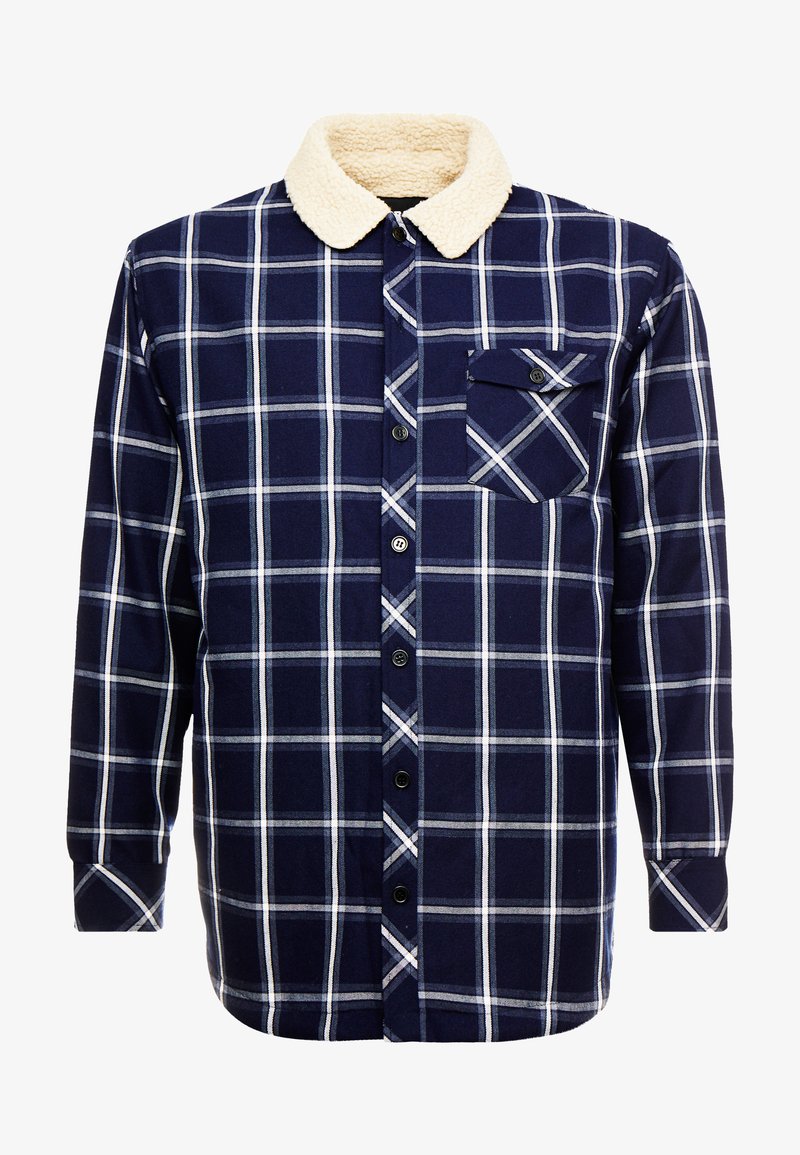 Camicia a quadri blu marinato con strisce bianche e azzurro chiaro, dotata di un colletto in fleece beige, chiusura a bottoni e una tasca sul petto.