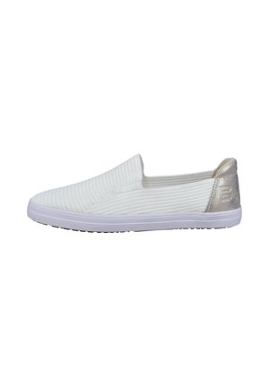 Weißer Slip-On-Casual-Schuh mit geripptem Stoffobermaterial, weißer Sohle und metallischer silberner Fersenlasche mit geprägtem Buchstaben B, seitlich dargestellt.