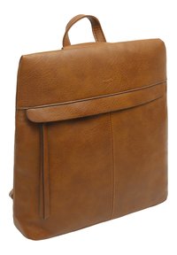 Mochila de cuero marrón con una textura suave, diseño minimalista, tapa frontal y correa ajustable. Cuenta con un asa superior para un fácil transporte.