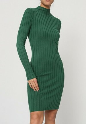 Robe en tricot côtelé verte avec un col montant et des manches longues ; silhouette ajustée, texture lisse et ourlet au genou.
