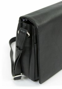 Borsa a tracolla in pelle nera con forma rettangolare, caratterizzata da una superficie texturizzata, una tracolla regolabile e dettagli in metallo argentato.
