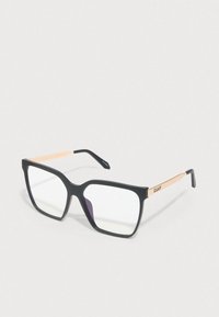 Čierne obdĺžnikové okuliare s prieh�ľadnými šošovkami a matným povrchom; kovové stranice v kontrastnej svetlej farbe; na boku je viditeľné obchodné meno "QUAY".