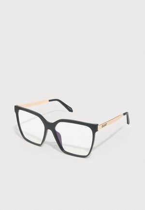 Ochelari dreptunghiulari negri cu lentile clare si finisaj mat; brate metalice de culoare deschisa in contrast; numele brandului "QUAY" vizibil pe laterala.