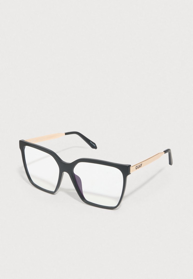 Čierne obdĺžnikové okuliare s priehľadnými šošovkami a matným povrchom; kovové stranice v kontrastnej svetlej farbe; na boku je viditeľné obchodné meno "QUAY".