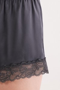 Schwarze Satinhorts mit einem strukturierten Spitzenbesatz am Saum, einem elastischen Bund für Komfort und einer glatten Oberfläche.