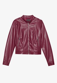 Kort maroon lærjakke med høy krage, foran glidelås og to glidelåslommer på siden. Glatt tekstur, avkuttet design.