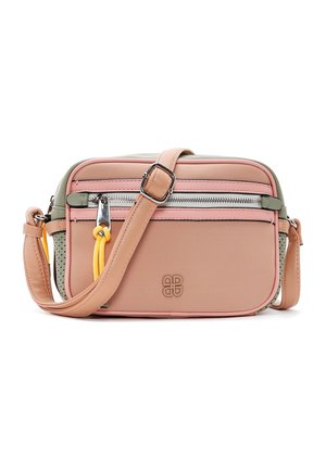 Compacte crossbodytas in gedempte roze en groen met een voorvak met ritssluiting, verstelbare riem, gele ritstrekkers en een gegraveerd logo aan de voorkant.