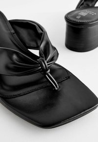 Next FOREVER COMFORT TOE POST - T-rihmaga sandaalid - black