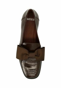 Bruine lakleren loafer met een strikaccent, platte hak en gestikte details langs de randen. Gladde, glanzende oppervlaktetextuur.