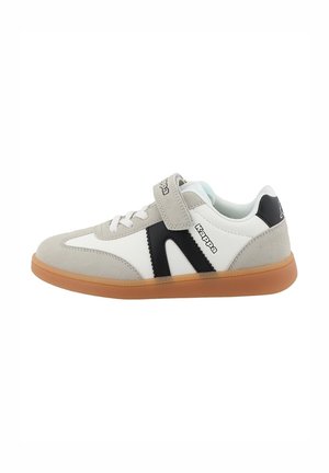Lekki sneaker w bieli, szarości i czerni. Posiada zamszową i syntetyczną cholewkę, zapięcie na sznurówki i rzep oraz gumową podeszwę.