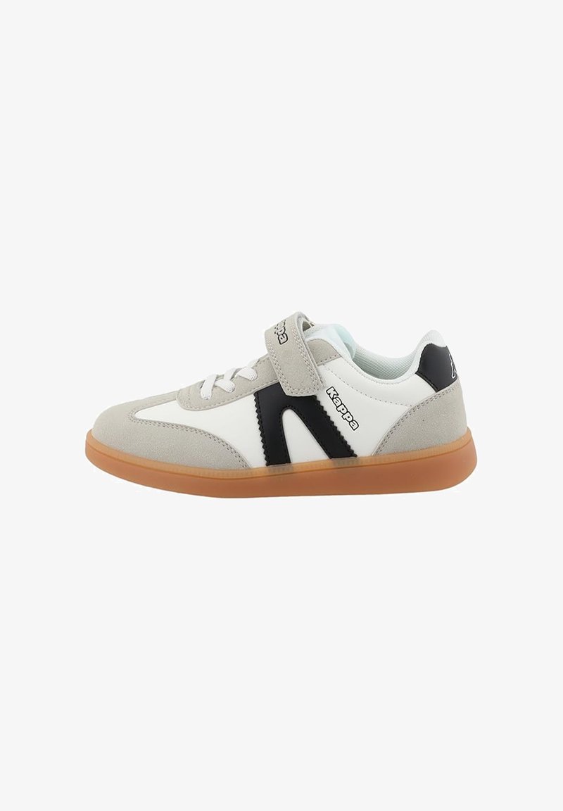 Könnyű sportcipő fehér, szürke és fekete színben. Suede és szintetikus felsőrésszel, fűzővel és tépőzárral, valamint gumitalppal rendelkezik.