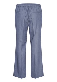 Pantaloni in denim a vestibilità ampia, con vita elastica e due tasche posteriori. Colore azzurro chiaro con una consistenza liscia e sottili righe verticali.
