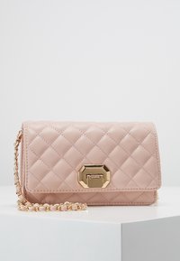 Borsa a tracolla in finta pelle rosa trapuntata con una chiusura dorata, tracolla a catena e forma rettangolare. Presenta una texture a motivo diamante.