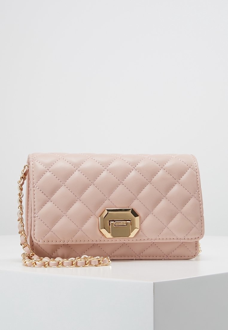 Borsa a tracolla in finta pelle rosa trapuntata con una chiusura dorata, tracolla a catena e forma rettangolare. Presenta una texture a motivo diamante.