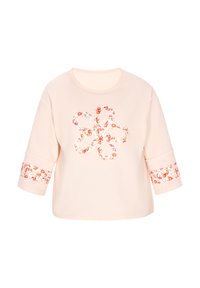 Hanorac roz deschis, cu un model floral pe partea din față și pe mâneci, având un guler rotund și mâneci de lungime trei sferturi.