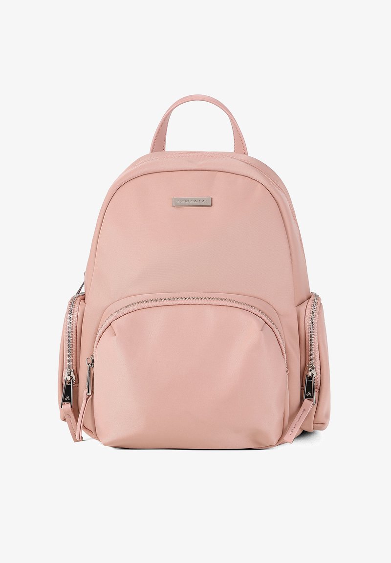 Sac à dos rose en nylon lisse, avec un design arrondi, une poignée sur le dessus, une poche zippée à l'avant et des zips sur les côtés pour un accès facile.