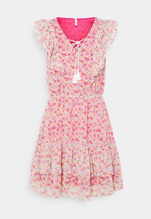 Robe rose à fleurs sans manches avec épaules à volants et jupe à volants, avec un col en V et un lien à pompons blanc à l'avant.