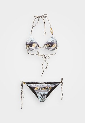Bikini-set med et mønstret trekantstopp med knytedetaljer og matchende bunn. Fargene inkluderer svart, hvit og gullaccent.