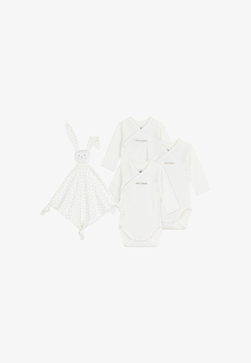 Τρία λευκά κορμάκια με μακριά μανίκια και ένα κουβερτάκι ασφαλείας με θέμα ένα κουνέλι, που έχει κουκίδες και κόμβους στις γωνίες.