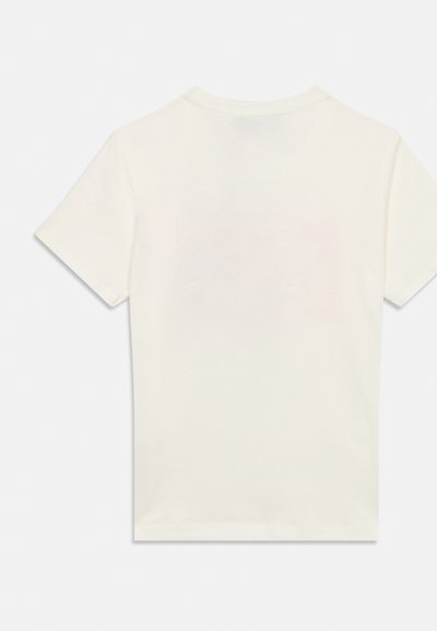 Μπεζ βαμβακερό μπλουζάκι με κοντά μανίκια και στρογγυλή λαιμόκοψη. Λείο ύφασμα, χωρίς εμφανή σχέδια ή γραφικά στην πίσω πλευρά.