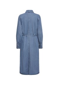 Robe en denim bleu à manches longues avec col, poignets boutonnés et ceinture torsadée à la taille, vue de dos.