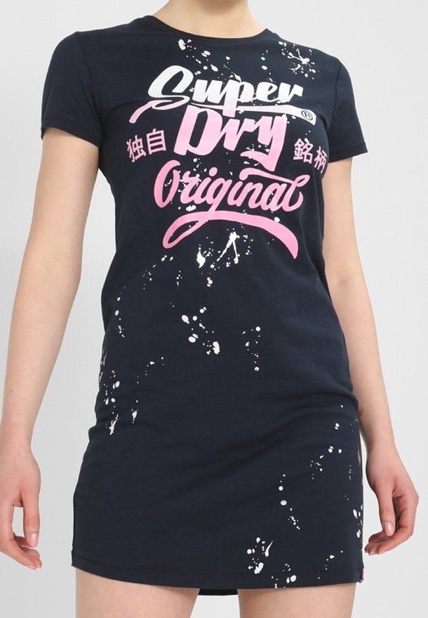 Abito t-shirt in cotone navy con motivo a macchie bianche. Presenta la scritta "Super Dry Original" stampata in grassetto bianco e rosa. Maniche corte.