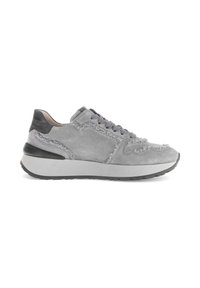 Grijze suède sneaker met een textuurontwerp, tonale stiksels en een contrasterende zwarte hielaccent. Lichtgewicht zool met grip.