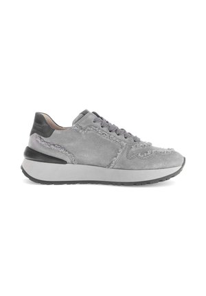 Grijze suède sneaker met een textuurontwerp, tonale stiksels en een contrasterende zwarte hielaccent. Lichtgewicht zool met grip.