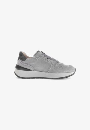 Grijze suède sneaker met een textuurontwerp, tonale stiksels en een contrasterende zwarte hielaccent. Lichtgewicht zool met grip.
