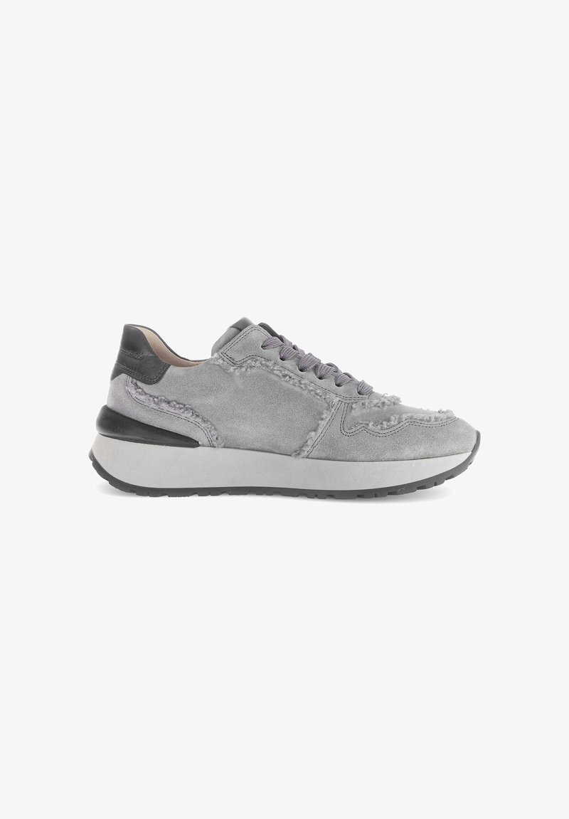 Baskets en daim gris avec un design texturé, comportant des lacets gris, un accent au talon noir, et une semelle blanche légèrement rembourrée.